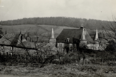 Französisches Schloss mit Rundtürmen in ländlicher Umgebung während des Ersten Weltkriegs