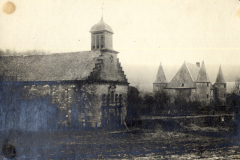 Französische Kirche mit Glockenturm und Schloss mit Rundtürmen im Hintergrund