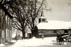 Winterliche Dorfszene mit Kirche und Soldaten in franz?sischem Ort w?hrend des Ersten Weltkriegs