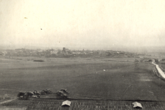 Blick über zerstörte Landschaft mit Straße und Ruinen im Hintergrund, Frankreich