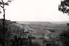 Landschaftsaufnahme mit Straße und Gebäuden in französischem Kriegsgebiet