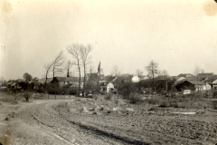 Dorfansicht in Frankreich mit Kirche und Wohnhäusern während des Ersten Weltkriegs