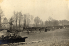 Deutsches Barakenlager mit Kirche im Hintergrund, Frankreich 1917