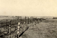Soldatenfriedhof mit Holzkreuzen und Stacheldraht an der Westfront