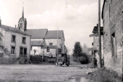 Dorfplatz in französischer Ortschaft während des Ersten Weltkriegs mit Kirche und Wohnhäusern