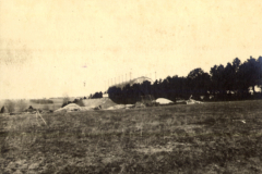 Barakenlager des Infanterie-Regiments 53 in französischer Landschaft