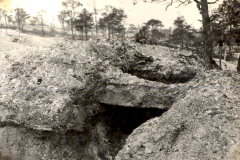 Deutscher Erdbunker mit Betondecke in zerstörter Landschaft, Frankreich 1917