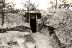 Erdbunker mit Holzverschalung in Schützengrabenstellung, Infanterie-Regiment 53