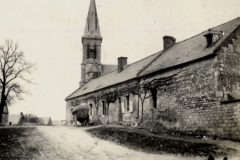Französisches Dorf mit Kirche und Steingebäuden während des Ersten Weltkriegs