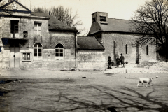 Deutsche Soldaten vor Dorfkirche und Wohnhaus in französischem Ort