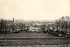 Blick auf französisches Dorf mit Kirchturm und Barakenlager im Vordergrund während des Ersten Weltkriegs