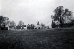 Zerstörtes französisches Dorf mit Kirchenruinen und Trümmern im Ersten Weltkrieg