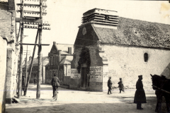 Marktplatz in französischem Dorf mit deutschen Soldaten und Ortskommandantur