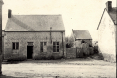 Dorfstraße mit Wohnhäusern in französischem Kriegsgebiet, Infanterie-Regiment 53