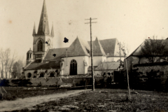 Dorfkirche mit gotischem Turm und Kriegsschäden in französischem Ort