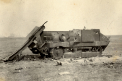 Zerstörter britischer Panzer Mark IV auf dem Schlachtfeld in Frankreich