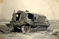 Zerstörter britischer Tank Mark IV auf dem Schlachtfeld in Frankreich