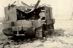 Zerstörter französischer Panzer mit deutscher Soldateninspektion an der Westfront