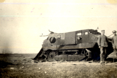 Deutsche Soldaten neben zerstörtem französischem Panzer im Ersten Weltkrieg