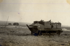 Zerstörter französischer Panzer auf dem Schlachtfeld in Frankreich