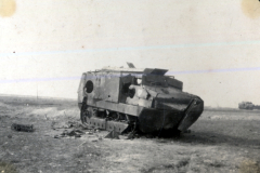Zerstörter britischer Panzer auf dem Schlachtfeld in Frankreich