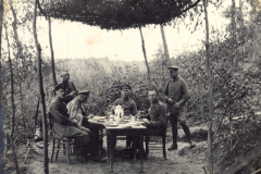 Deutsche Soldaten bei Kaffeepause unter Tarnnetz in Waldstellung, Frankreich