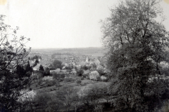 Blick auf französisches Dorf von erhöhter Position während des Ersten Weltkriegs