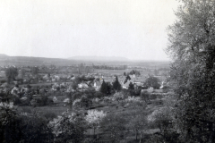 Blick auf französisches Dorf aus erhöhter Position während des Ersten Weltkriegs