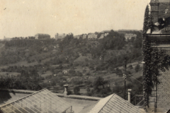 Blick über französische Ortschaft mit Kirchturm und Dächern während des Ersten Weltkriegs