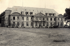 Französisches Schloss oder Herrenhaus mit deutschen Soldaten während des Ersten Weltkriegs