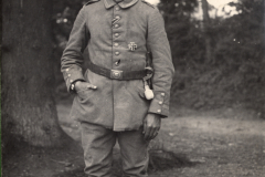 Deutscher Soldat mit Eisernem Kreuz I. Klasse des Infanterie-Regiments 53 in Frankreich