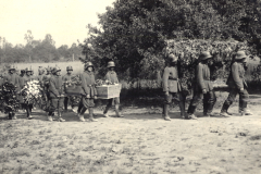 Militärische Beerdigung mit Soldaten des Infanterie-Regiments 53 in Frankreich