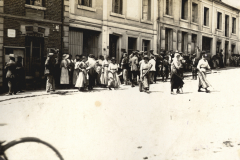 Zivilbevölkerung und Soldaten auf dem Marktplatz eines französischen Dorfes im Ersten Weltkrieg
