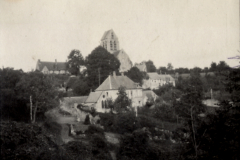 Französisches Dorf mit Kirche und Wohngebäuden während des Ersten Weltkriegs
