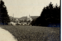 Blick auf französisches Dorf mit Kirche und Türmen während des Ersten Weltkriegs