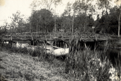 Zerstörter Panzer an Holzbrücke über Wasserlauf in Frankreich
