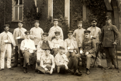 Gruppenfoto deutscher Soldaten des Infanterie-Regiments 53 vor Gebäude in Frankreich
