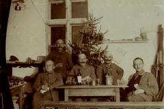 Deutsche Soldaten und Offiziere bei Weihnachtsfeier in französischer Unterkunft