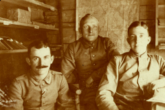 Drei deutsche Soldaten in Unterkunft des Infanterie-Regiments 53 in Frankreich