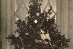 Weihnachtsbaum mit Schmuck in Soldatenunterkunft während des Ersten Weltkriegs