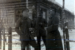 Deutsche Soldaten vor Holzbaracke im Winter, Infanterie-Regiment 53