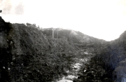 Zerstörte Landschaft mit Kratern und Hügeln im Ersten Weltkrieg