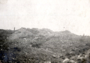 Zerstörte Landschaft mit Erdwällen und Trümmern an der Westfront