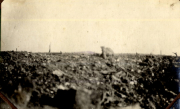 Zerstörte Landschaft mit Schützengräben an der Westfront in Frankreich