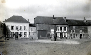 Marktplatz von Omont mit deutschen Soldaten und Ortsschild während des Ersten Weltkriegs