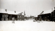 Winterlicher Marktplatz von Omont mit Ortsschild und Kirche im Hintergrund