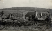 Französisches Schloss mit Rundtürmen in ländlicher Umgebung während des Ersten Weltkriegs