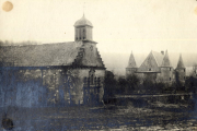 Französische Kirche mit Glockenturm und Schloss mit Rundtürmen im Hintergrund