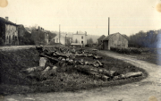 Zerstörtes französisches Dorf mit Trümmerhaufen und beschädigten Gebäuden im Ersten Weltkrieg