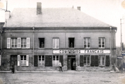 Deutsche Soldaten vor französischem Geschäftshaus 'Comptoirs Francais' im besetzten Frankreich